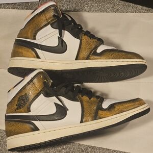 Jordan 1 mid size 11.5